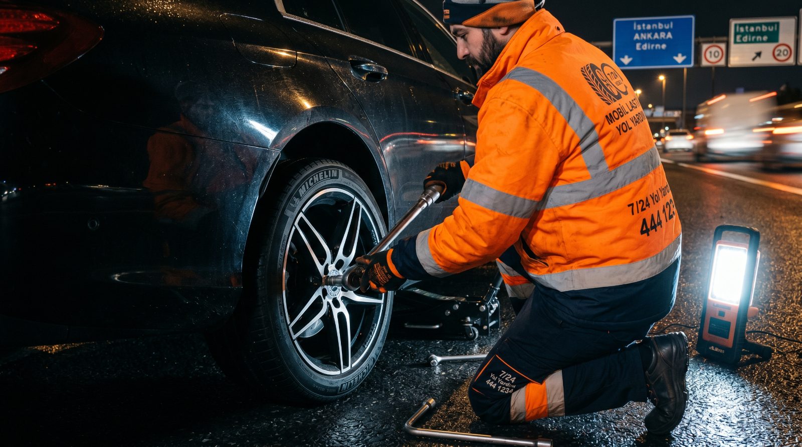 Gece İstanbul otoyolunda mobil lastik servisi